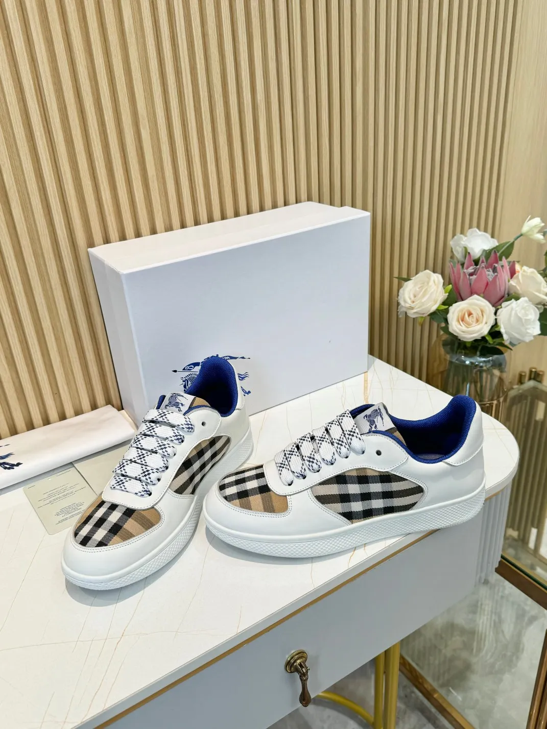 Men's men's shoes 💰560 Burberry's 2024 hot model is released. After three years, the classic plaid returns. It is versatile and decorated with worsted Burberry plaid pattern. Featuring a mesh lining and checkered laces, the rubber sole features the archive Burberry monogram. From Burberry's iconic collection, these wardrobe staples are interpreted with the brand's signature style.   ✅Fabric: classic cotton + silk cowhide ✅Lining: original board lining, silk cowhide lining ✅Outsole: TPU ✅Color: white ✅Code number: 35-45 for men and women (35, 45 customized)